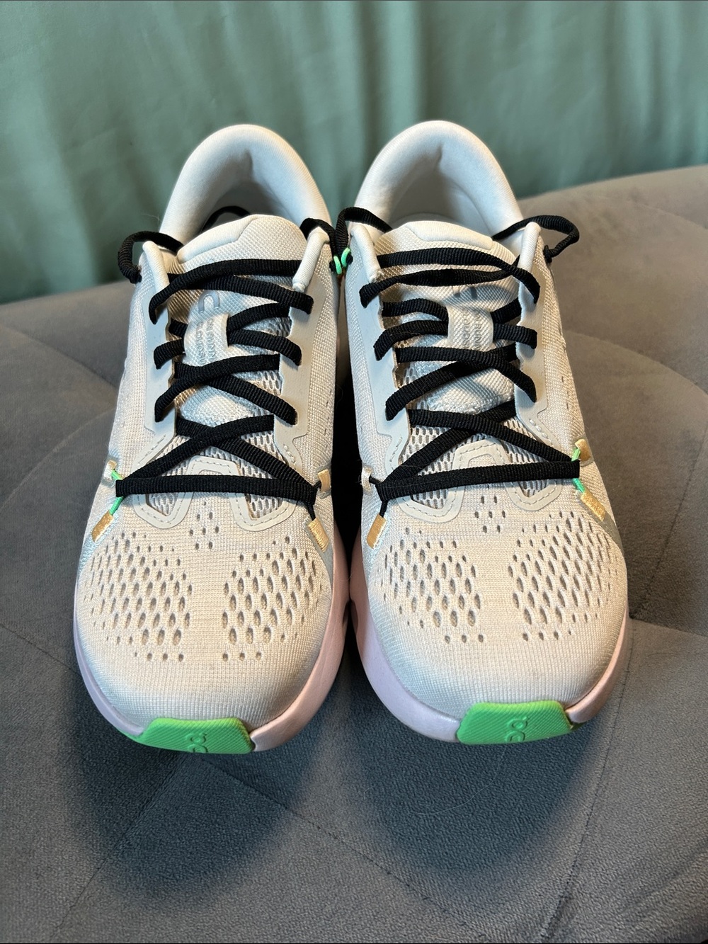 On Running Cloudsurfer Shoes - Picture 2 of 4